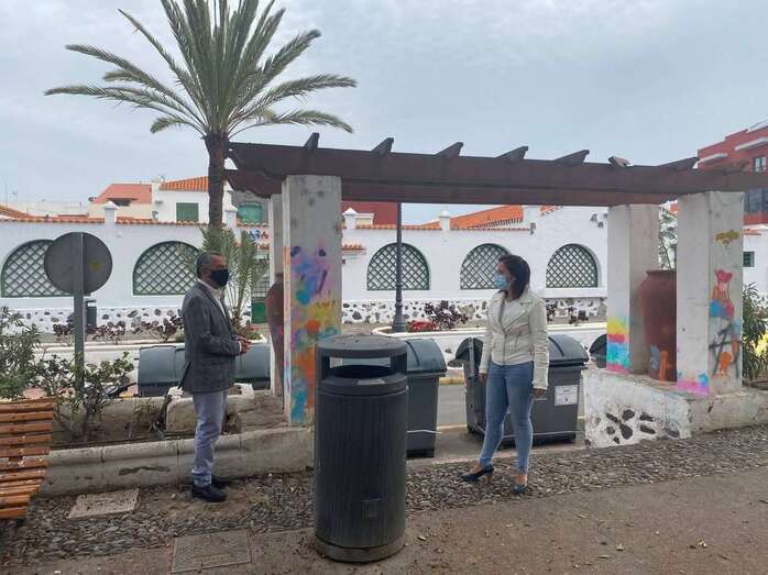 Se contempla el saneado y pintado de muros de todo el perímetro, así como maceteros y alcorques / TA